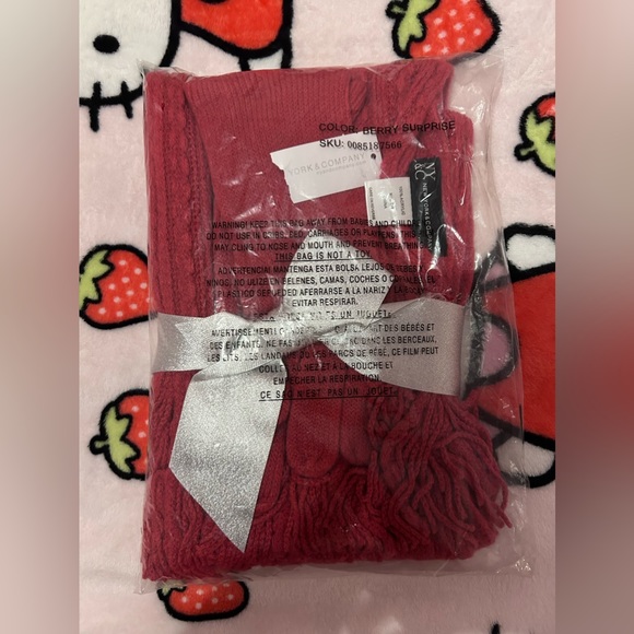 Lurex Cable Scarf And Gloves Set In red From NY&C! - Picture 3 of 6